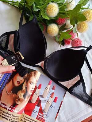 розкішний звабливий чорний з бежевим бюстгальтер з портупеєю