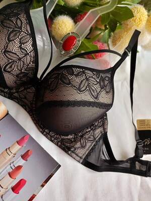 розкішний звабливий чорний з бежевим бюстгальтер з портупеєю