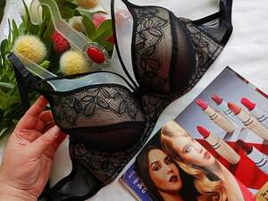 розкішний звабливий чорний з бежевим бюстгальтер з портупеєю