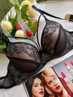 розкішний звабливий чорний з бежевим бюстгальтер з портупеєю